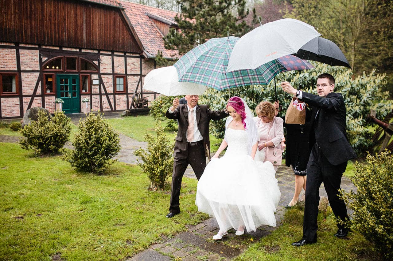 Plötzlicher Regenschauer bei einer Hochzeit in der Kötjemühle Uetze