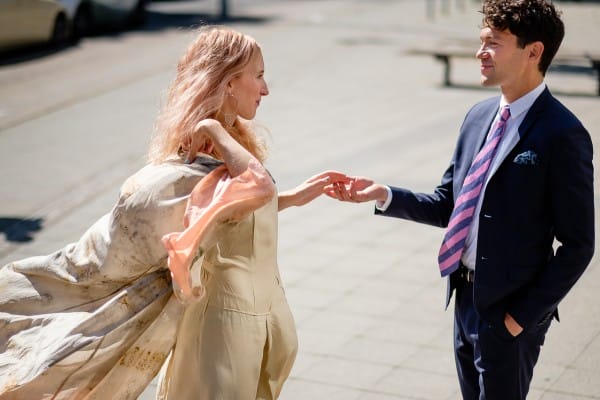 Schwedisches Brautpaar bei ihrer Elopement-Hochzeit in Berlin