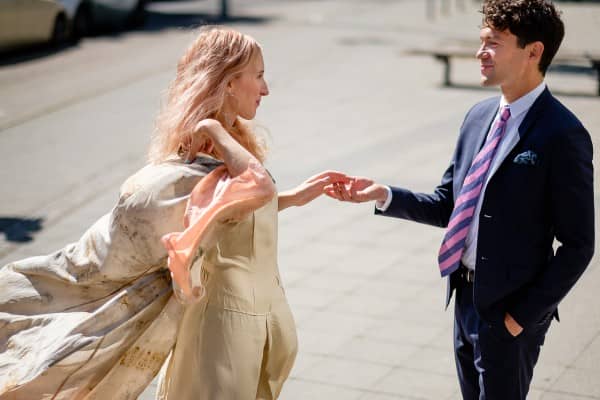 Schwedisches Brautpaar bei ihrer Elopement-Hochzeit in Berlin